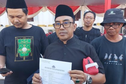Ali Mahfud menunjukkan gambar lambang NU yang diplesetkan di HP-nya.
