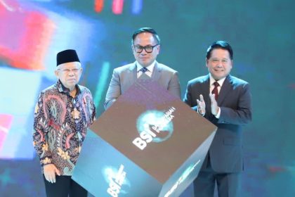 Direktur Utama BSI Hery Gunardi (kanan) bersama Wakil Presiden RI KH Ma'ruf Amin (kiri), Wakil Menteri BUMN Kartika Wirjoatmodjo (tengah) saat seremoni pembukaan BSI International Expo di JCC Senayan Jakarta.
