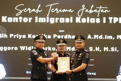 Kakanim Malang yang baru, Anggoro Widjanarko (kiri) menerima laporan kerja dari Kakanim sebelumnya, Galih Priya Kartika Perdhana disaksikan Kadiv Keimigrasian, Herdaus dalam sertijab.