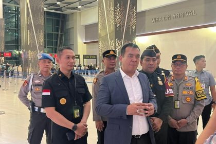 Direktur Jenderal Imigrasi, Silmy Karim saat mengecek