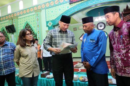 Menteri Agraria dan Tata Ruang/Kepala Badan Pertanahan Nasional (ATR/BPN), Agus Harimurti Yudhoyono (AHY) menyerahkan tiga sertifikat tanah wakaf.