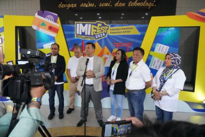 Direktur Jenderal Imigrasi Silmy Karim memberikan keterangan kepada wartawan di acara Festival Imigrasi.