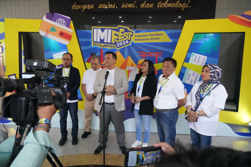 Direktur Jenderal Imigrasi Silmy Karim memberikan keterangan kepada wartawan di acara Festival Imigrasi.