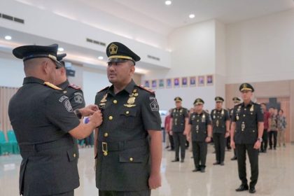 Kepala Kantor Wilayah Kemenkumham NTB, Parlindungan, melantik Kakanim Sumbawa Besar yang baru, Putu Agus Eka Putra.