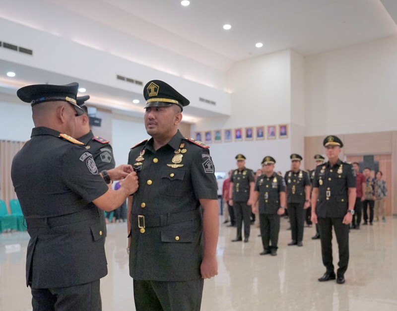 Kepala Kantor Wilayah Kemenkumham NTB, Parlindungan, melantik Kakanim Sumbawa Besar yang baru, Putu Agus Eka Putra.