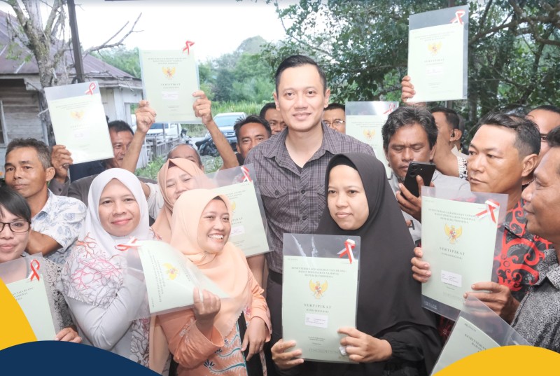 Menteri Agraria dan Tata Ruang/Kepala Badan Pertanahan Nasional (ATR/BPN), Agus Harimurti Yudhoyono (AHY) bersama warga Petuk Karim pun menunjukkan sertifikat.