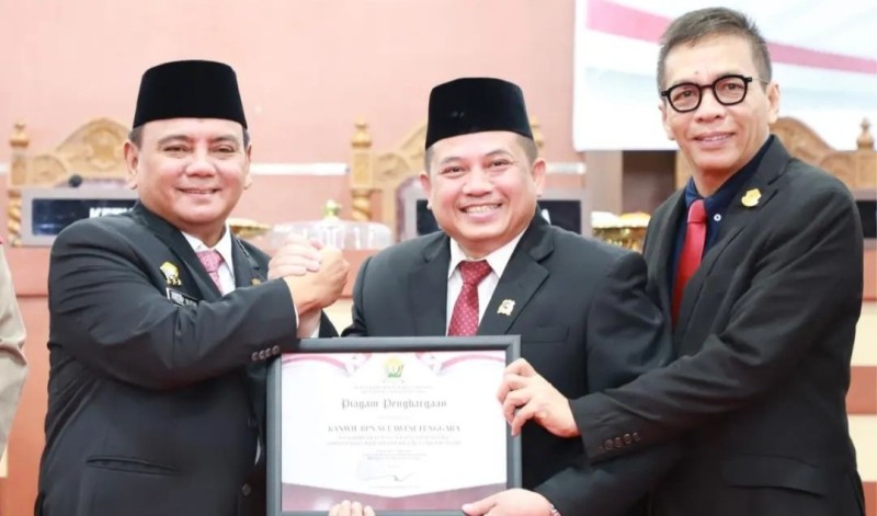 Kepala Kantor Wilayah BPN Sultra, Dr. Asep Heri, S.H., M.H., QRMP (tengah) menerima penghargaan yang diberikan langsung oleh Pj Gubernur Sultra, Komjen Pol. (Purn.) Dr. (H.C.) Andap Budhi Revianto, S.I.K., M.H. didampingi oleh Ketua DPRD Sultra, H. Abdurrahman Shaleh, S.H., M.Si.