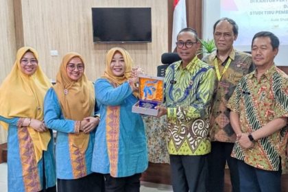 Kepala Kantor Pertanahan Kabupaten Gresik, Kamaruddin, menerima cenderamata dari rombongan Kantah Kabupaten Konawe.