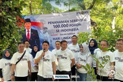 Plt Kantah Surabaya 2 Mohammad Tansrih menanam bibit tanaman di RTH kawasan Tanjung Perak.