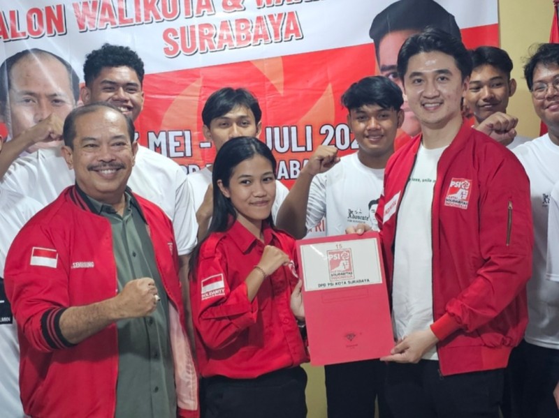 Richard Handiwiyanto, mengenakan jaket kebesaran Partai Solidaritas Indonesia saat mengambil formulir pendaftaran di Kantor DPD PSI Surabaya, dengan dikawal para Pelajar Solidaritas Indonesia.