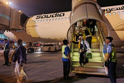 Para jemaah haji turun dari pesawat di Bandara Internasional Juanda, Sidoarjo.
