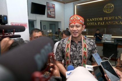 Menteri AHY meladeni para wartawan usai mengunjungi Kantah Kota Palangka Raya.