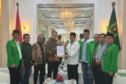 Eri Cahyadi-Armuji menerima rekom dari DPP Partai Persatuan Pembangunan (PPP) di Jakarta. 