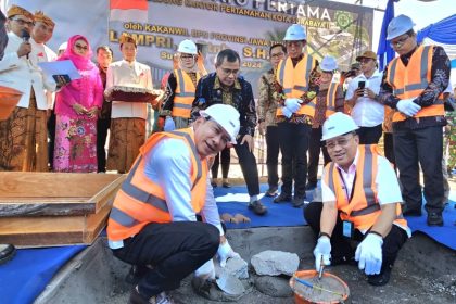 Kakanwil Badan Pertanahan Nasional (BPN) Jawa Timur, Lampri (kiri) meletakkan batu pertama pembangunan gedung baru Kantah Kota Surabaya II di Medokan Ayu, Rungkut.