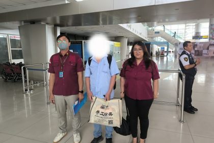 Dua petugas Imigrasi Tanjung Perak mengawal Warga Negara China di Bandara Internasional Juanda untuk dipulangkan ke Negara asal.