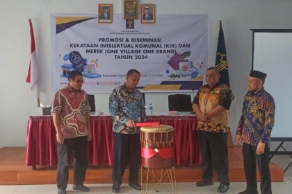 Kabid Hukum Abdul Malik Wagola membuka kegiatan Promosi dan Diseminasi Kekayaan Intelektual Komunal (KIK) dan pengembangan merek lokal di Kabupaten Seram Bagian Barat. 