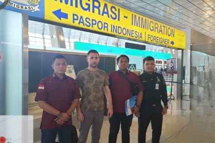 Petugas Imigrasi Tanjung Perak mengawal WNA Bulgaria, Victor Boycev Dimitrov dari Bandara Juanda menuju Bandara Soetta, Tangerang.