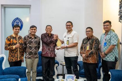 Kepala Kantor Imigrasi Semarang, Guntur Sahat Hamonangan (tiga dari kanan) menyerahkan cenderamata kepada Rektor Undip, Prof Dr Suharnomo.