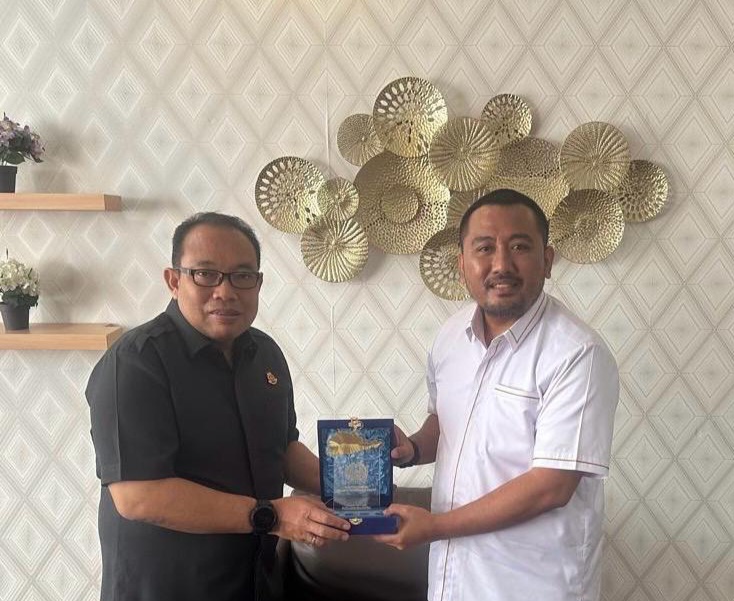 Kakanim Putu Agus Eka Putra, menyerahkan cenderamata kepada Wakil Kepala Kejaksaan Tinggi NTB, Dedie Tri Hariyadi.