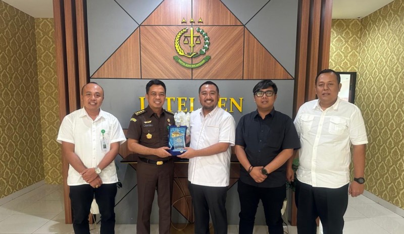Kakanim Putu Agus Eka Putra, didampingi Kepala Seksi Intelijen dan Penindakan Keimigrasian serta Kepala Subseksi Teknologi Informasi Keimigrasian, disambut hangat oleh Wakil Kepala Kejaksaan Tinggi NTB, Dedie Tri Hariyadi, dan Asisten Intelijen, I Wayan Riana.