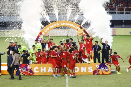 Kegembiraan Timnas Indonesia U-19 setelah menerima piala karena mampu mengalahkan tim Thailand di GBT, Surabaya, semalam.