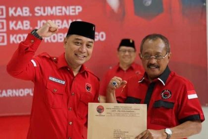 Pasangan Eri Cahyadi dan Armuji menunjukkan surat rekomendasi dari DPP PDI Perjuangan.