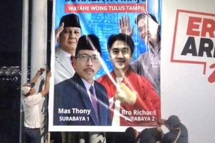 Baliho ergambar pasangan AH Thony dan Richard yang sudah tersebar di beberapa tempat di Surabaya.