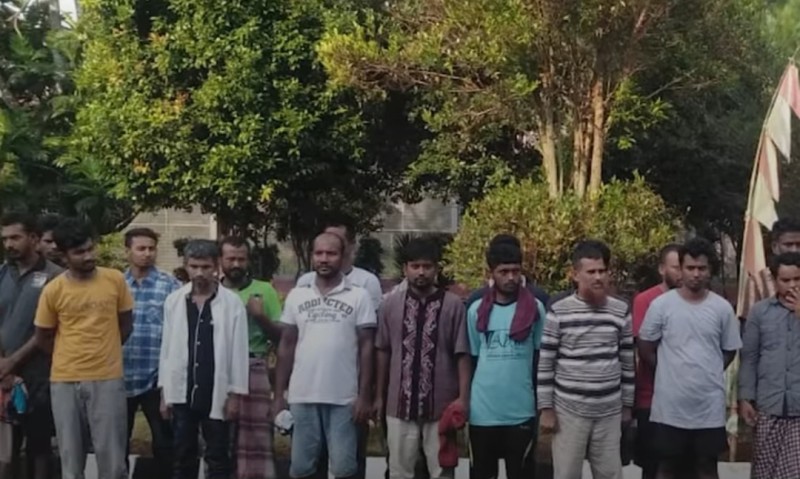 Puluhan imigran gelap saat diamankan oleh petugas imigrasi.