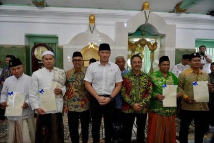 Menteri AHY foto bersama dengan penerima sertifikat didampingi Plt Kanwil Badan Pertanahan Nasional (BPN) Jatim Mujahidin Maruf dan Kakantah Gresik, Kamaruddin.