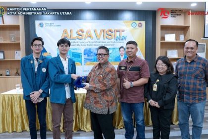 Kepala Kantor Pertanahan Kota Administrasi Jakarta Utara, Taufik Suroso Wibowo menerima cenderamata dari mahasiswa Prodi Hukum tergabung dalam Asian Law Students Association (ALSA) Local Chapter Universitas Airlangga (Unair) Surabaya. 