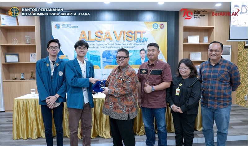 Kepala Kantor Pertanahan Kota Administrasi Jakarta Utara, Taufik Suroso Wibowo menerima cenderamata dari mahasiswa Prodi Hukum tergabung dalam Asian Law Students Association (ALSA) Local Chapter Universitas Airlangga (Unair) Surabaya. 