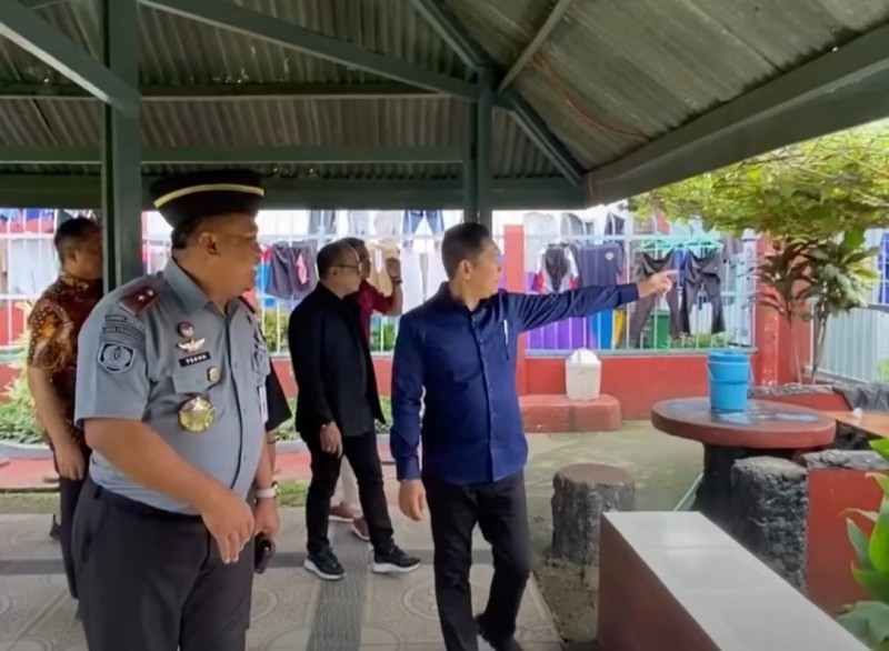 Wakil Ketua Komisi III DPR RI, Adies Kadir bersama Tim kunjungan kerja meninjau Lembaga Pemasyarakatan di Sulawesi Selatan.