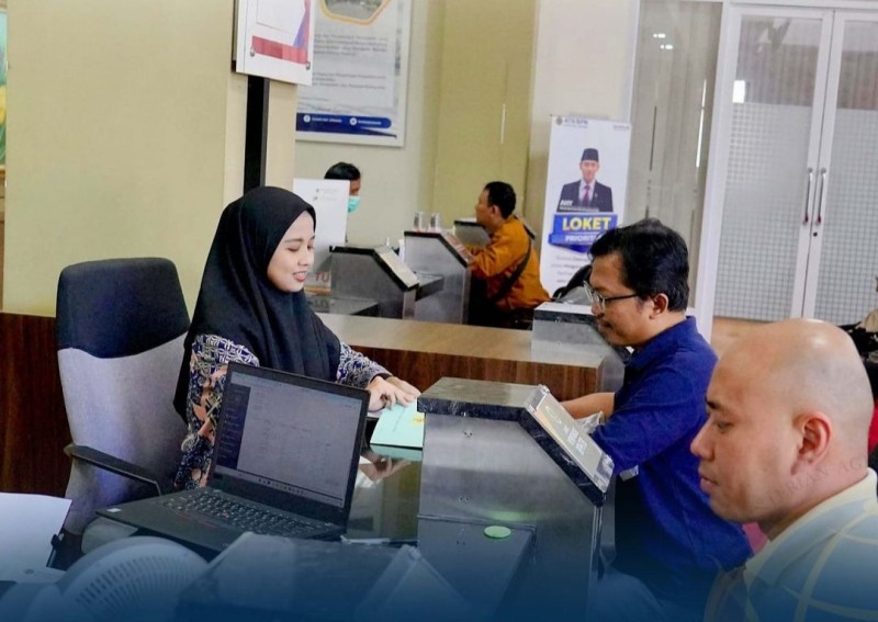 Warga Sidoarjo memanfaatkan program pelayanan tanah akhir pekan (Pelataran) setiap hari Sabtu dan Minggu. 
