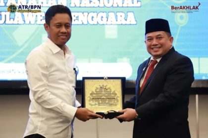 Kepala Balai Wilayah Sungai (BWS) Sulawesi IV Kendari, A. Adi Umar Dani, memberikan penghargaan kepada Kakanwil BPN Sulawesi Tenggara, Asep Heri.