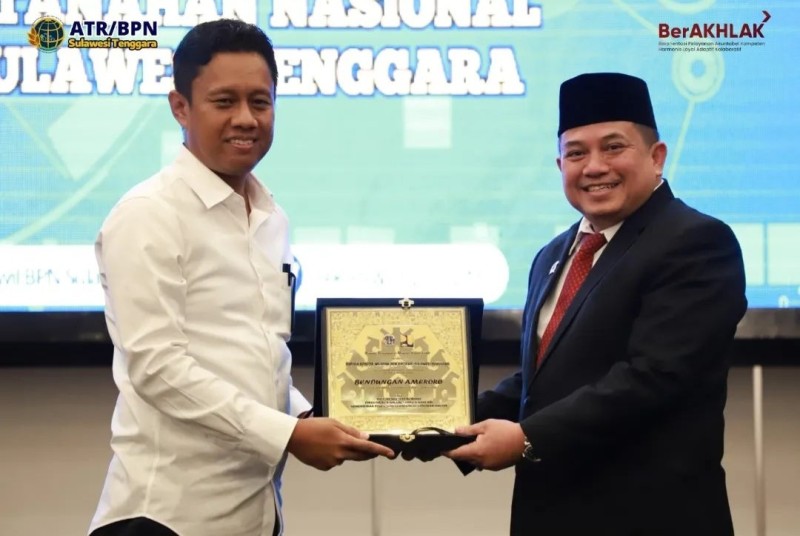 Kepala Balai Wilayah Sungai (BWS) Sulawesi IV Kendari, A. Adi Umar Dani, memberikan penghargaan kepada Kakanwil BPN Sulawesi Tenggara, Asep Heri.