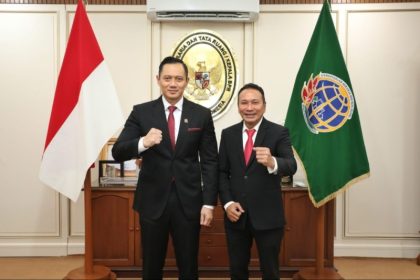 Menteri ATR/Kepala Badan Pertanahan Nasional (BPN) Agus Harimurti Yudhoyono bersama Kakanwil BPN Jawa Timur yang baru, Lampri.