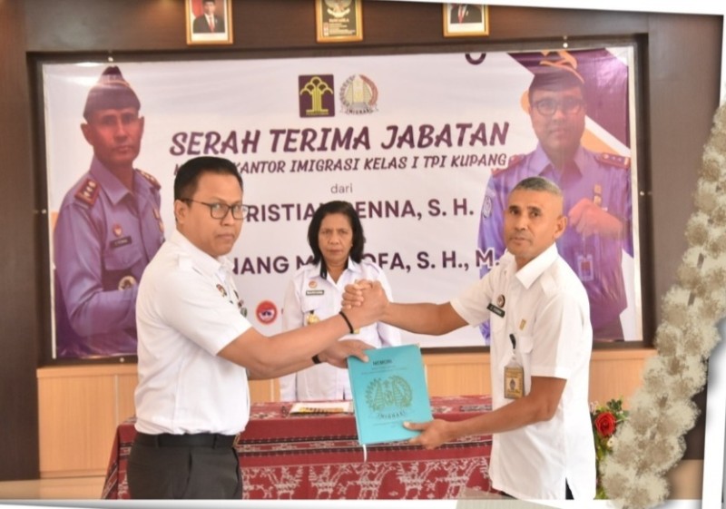 Kakanim Kupang yang baru, Nanang Mustofa (kiri) menerima memori kerja dari kakanim sebelumnya, Christian Penna disaksikan Kakanwil Kemenkumham NTT, Marciana.