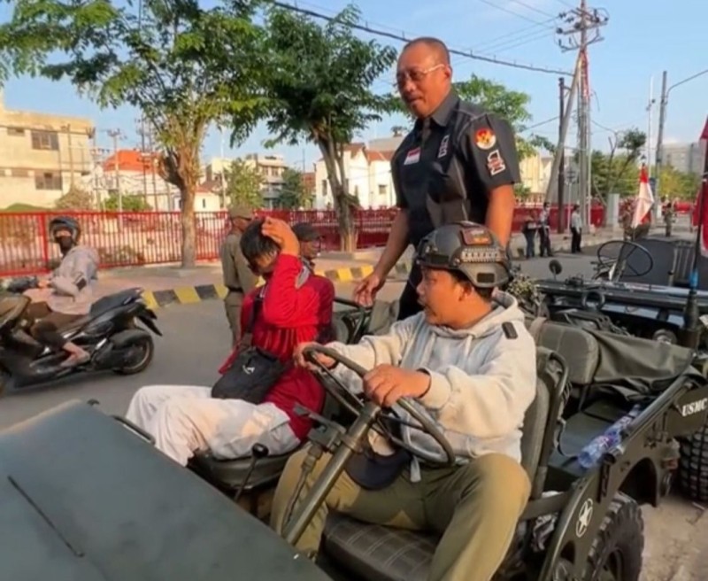 Wakil Wali Kota Surabaya Armuji menikmati suasana Kota Lama dengan menaiki Jeep.