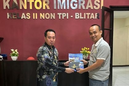 Kepala Kantor Imigrasi Malang, Arief Yudistira secara simbolis menyerahkan BMN kepada Hardi Yus Yudianto, Kepala Rumah Penyimpanan Barang Sitaan Negara Kelas II Blitar
