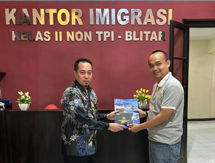 Kepala Kantor Imigrasi Malang, Arief Yudistira secara simbolis menyerahkan BMN kepada Hardi Yus Yudianto, Kepala Rumah Penyimpanan Barang Sitaan Negara Kelas II Blitar