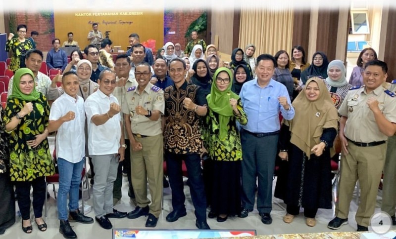 Peserta sosialisasi layanan pertanahan yang digelar Kantor Pertanahan Kabupaten Gresik foto bersama sebelum kegiatan sosialisasi. 