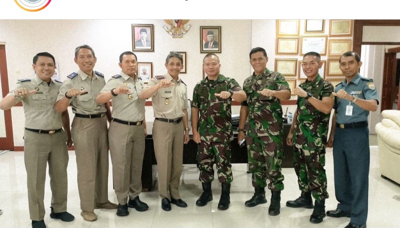 Jajaran Kantah Surabaya I dan perwakilan dari Pangkalan Marinir TNI AL berfoto bersama wujud keakraban yang sudah terjalin lama. 