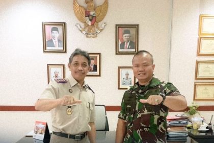 Perwakilan dari Pangkalan Marinir Kota Surabaya, Letkol Marinir Setyo Adi Santoso foto bersama Kakantah Kartono Agustiyanto usai pertemuan.