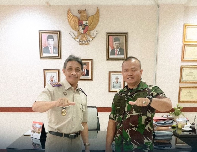 Perwakilan dari Pangkalan Marinir Kota Surabaya, Letkol Marinir Setyo Adi Santoso foto bersama Kakantah Kartono Agustiyanto usai pertemuan.