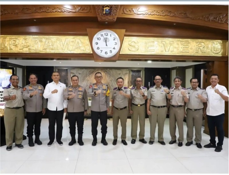 WUJUD SINERGITAS: Kakanwil BPN Jawa Timur, Lampri bersama jajaran melakukan kunjungan silaturahmi dengan Polda Jatim yang langsung disambut Irjenpol Imam Sugianto.