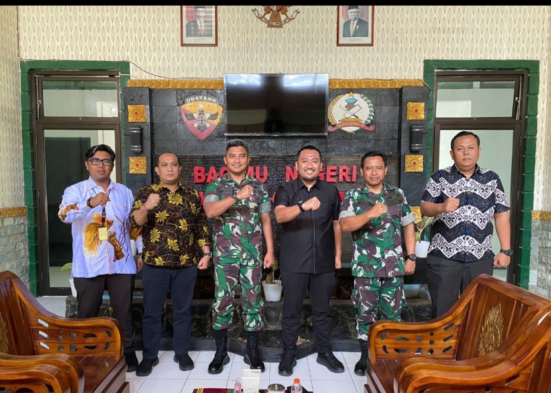 Kakanim Sumbawa Putu Agus Eka Putra bersama jajaran foto bersama Dandim 1607 Sumbawa, Letkol CZI Eko Cahyo Setiawan.