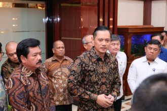 Menteri ATR/Kepala BPN Agus Harimurti Yudhoyono usai bertemu Menteri Hadi Tjahjanto di kantor Kemenkopolhukam.
