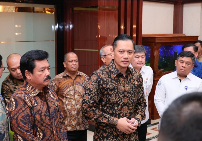 Menteri ATR/Kepala BPN Agus Harimurti Yudhoyono usai bertemu Menteri Hadi Tjahjanto di kantor Kemenkopolhukam.