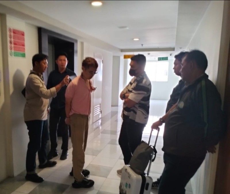 Petugas Imigrasi Surabaya ketika mengamankan Wang Guangyao dari Apartemen Puncak Dharmahusada Tower di wilayah Surabaya Timur.