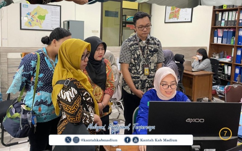 Rombongan Kantah Semarang berkomunikasi dengan staf Kantah Kabupaten Madiun soal pelayanan sertifikat elektronik.